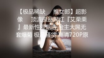 这小哥真会玩，直接在沙发上把骚逼干了，舔了乳头舔鸡巴好刺激，激情爆草骚穴压在身下抽插，干的好深真骚啊