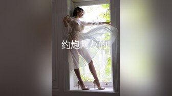 无毛逼风骚少妇看着黄片让大哥草，无套揉脸侧身吃着奶子草着逼，疯狂输出浪叫不断，直接让大哥射床单上刺激[